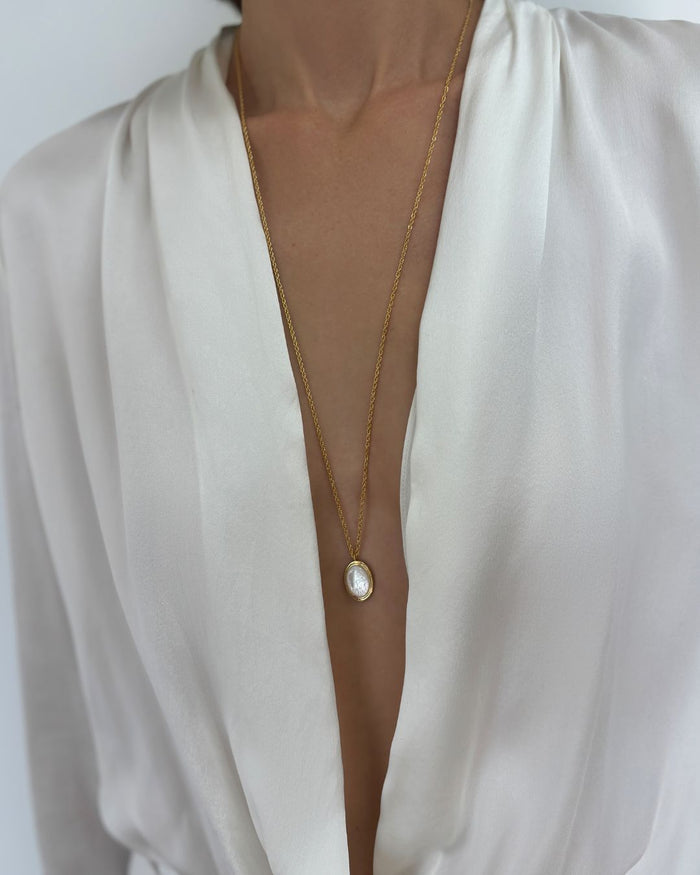 MOTHER-OF-PEARL OLIVIA NECKLACE