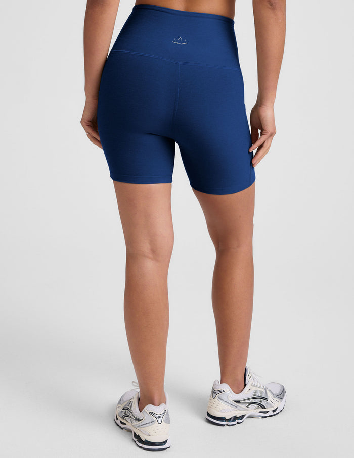 Rear view of navy Spacedye Keep Pace 5" Pocket Short, showing the high waistband, snug fit, and 5-inch mid-thigh length.